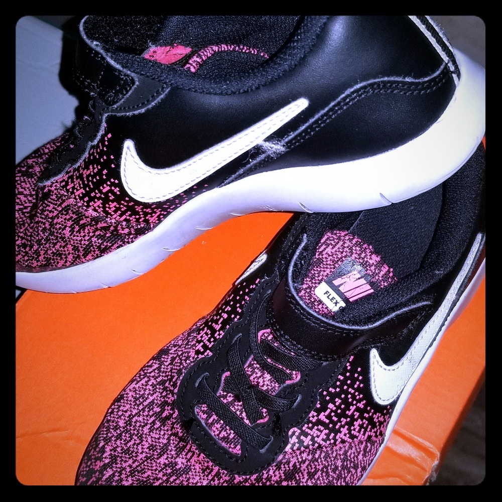 Nike girls tennis shoes